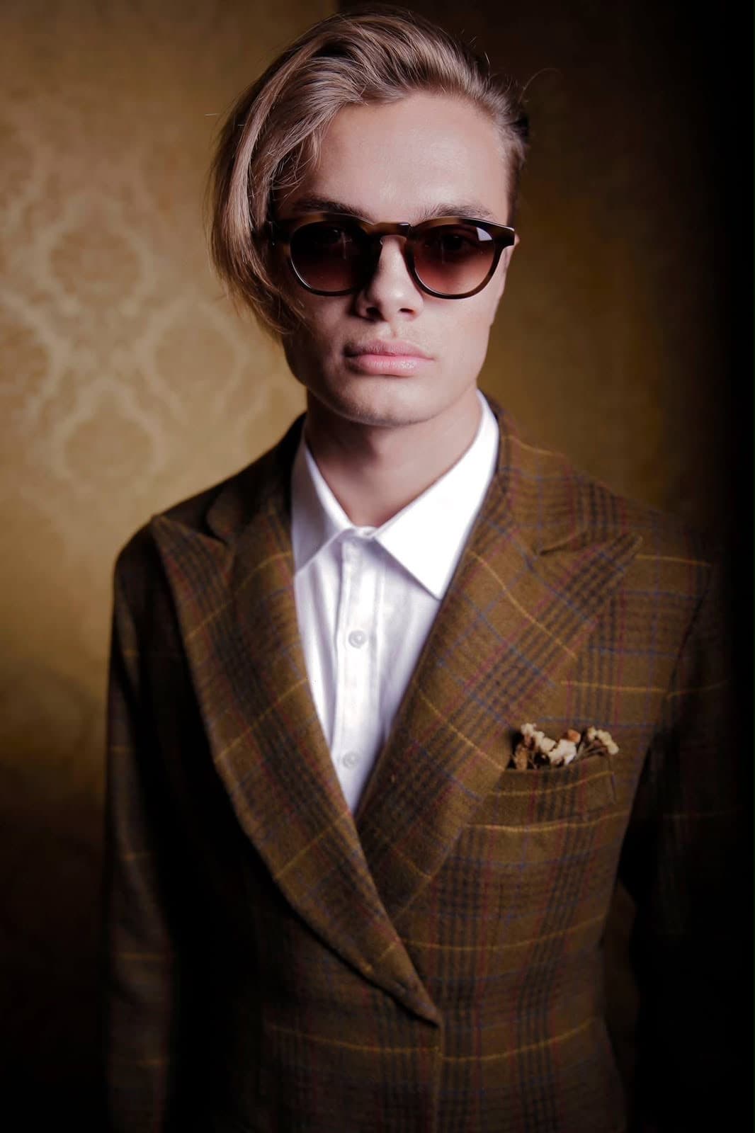 Tabac Prince de Galles Blazer worn, close view of the lapel and pocket square