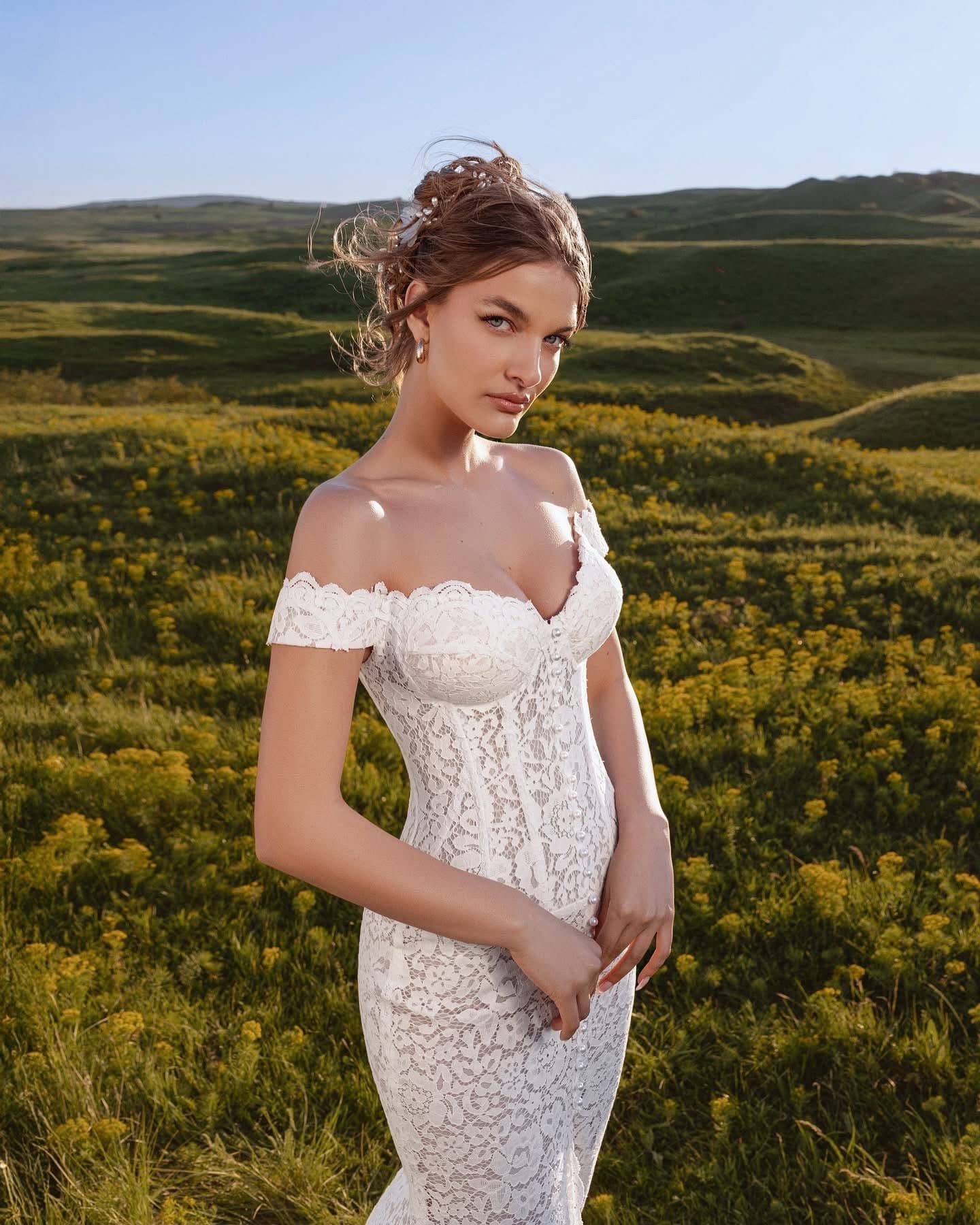 Close view of the off-the-shoulder lace bodice of the Sirène Dentelle Gown