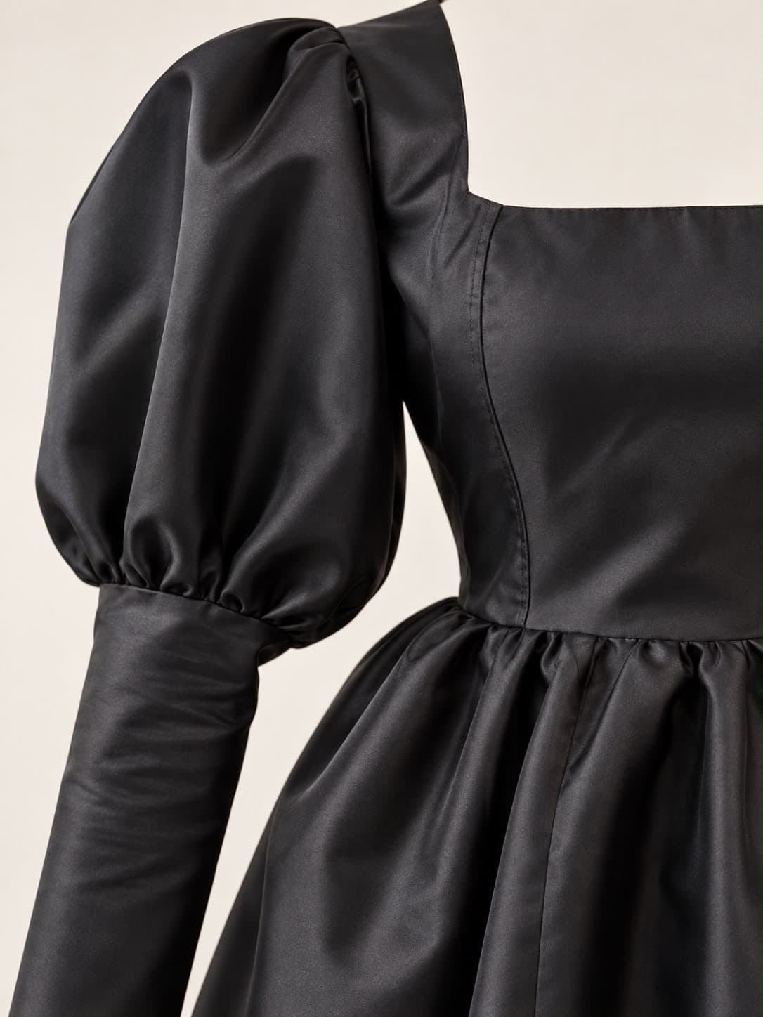 Puff sleeve and square neckline detail